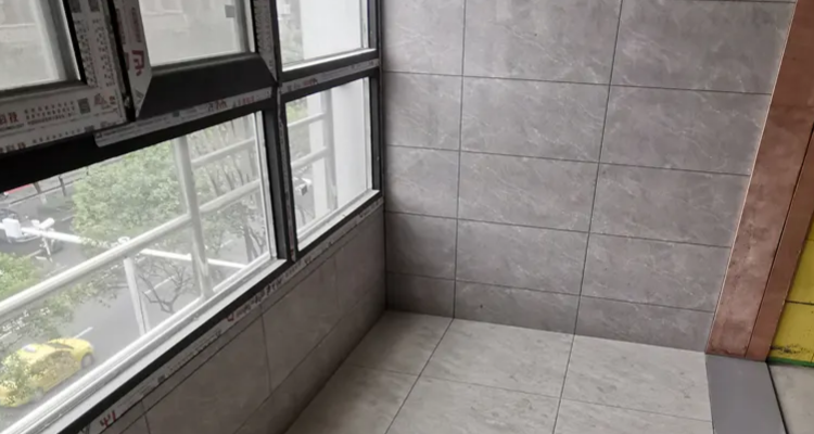 阳台墙砖掉了咋办(阳台墙砖掉了怎么办)